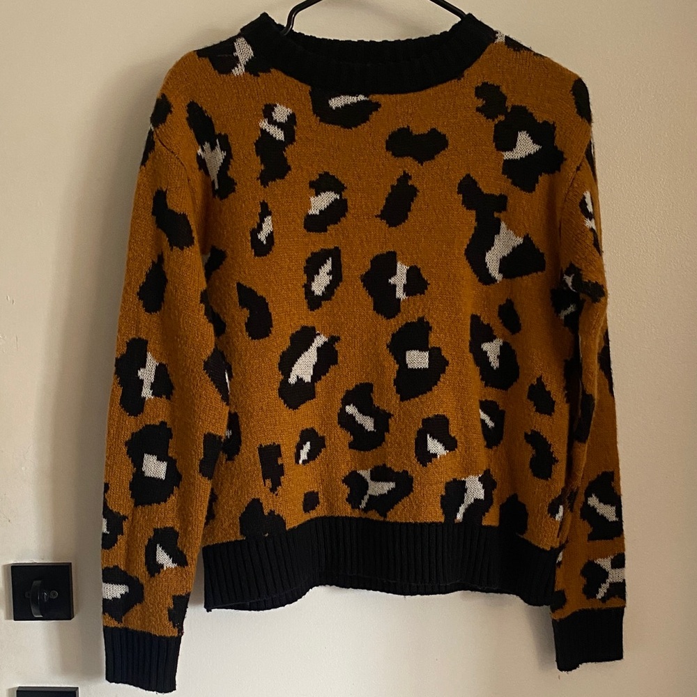 Chic Leopard Print Crew Neck Sweater - Black and Brown
